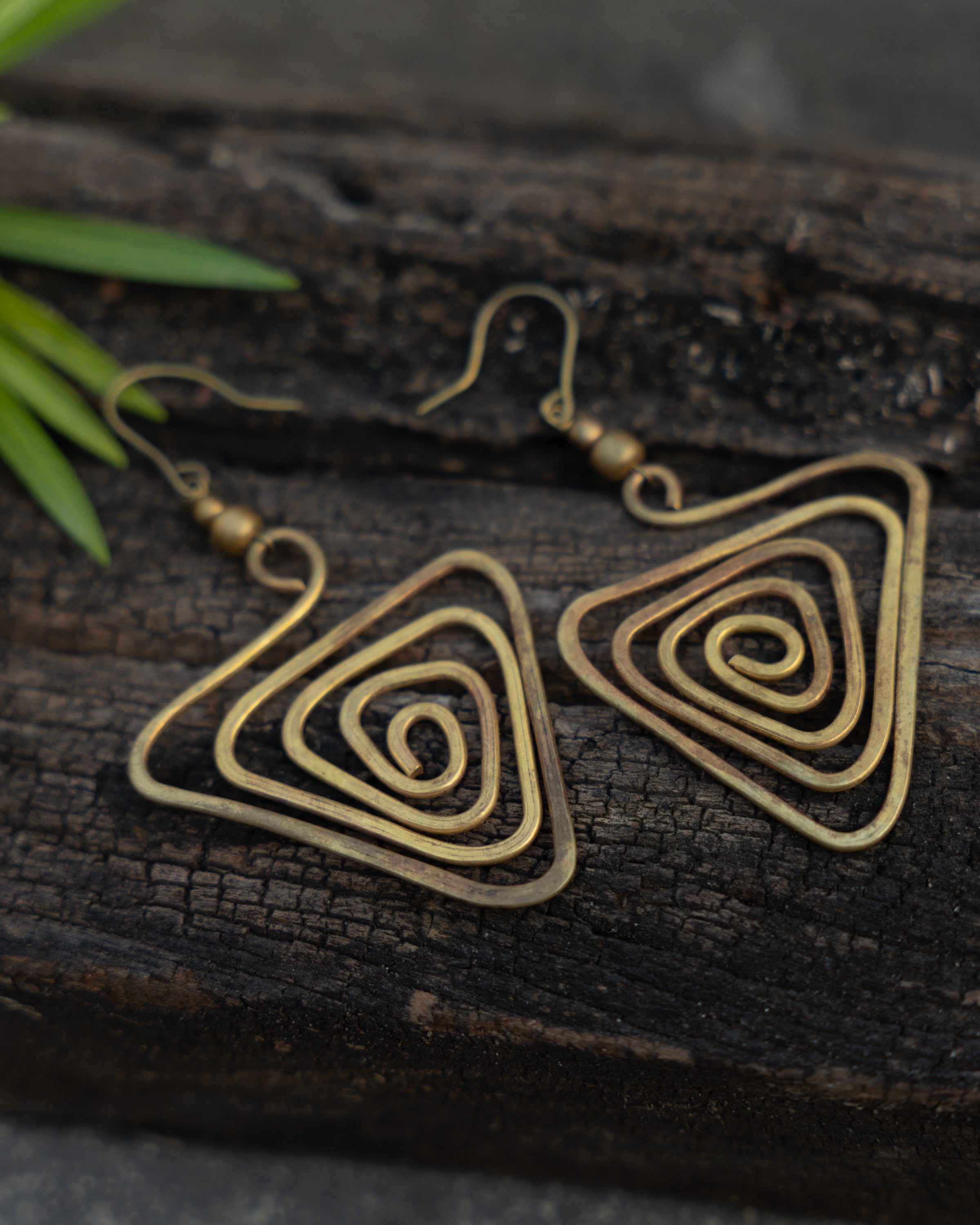 handmade-dokra-brass-triangular-spiral-earring