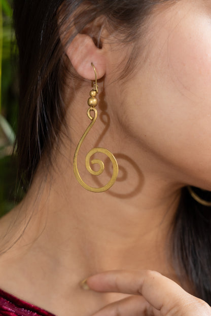 handmade-dokra-brass-crescent-spiral-earring