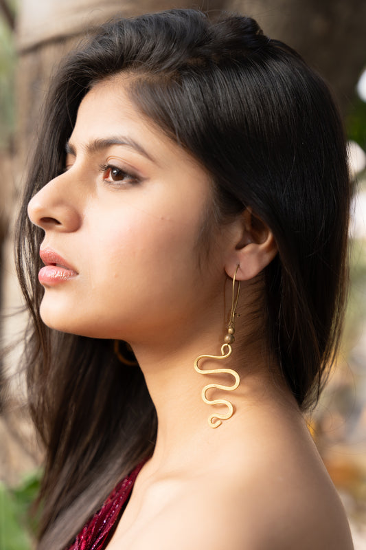 handmade-dokra-brass-long-snake-spiral-earring