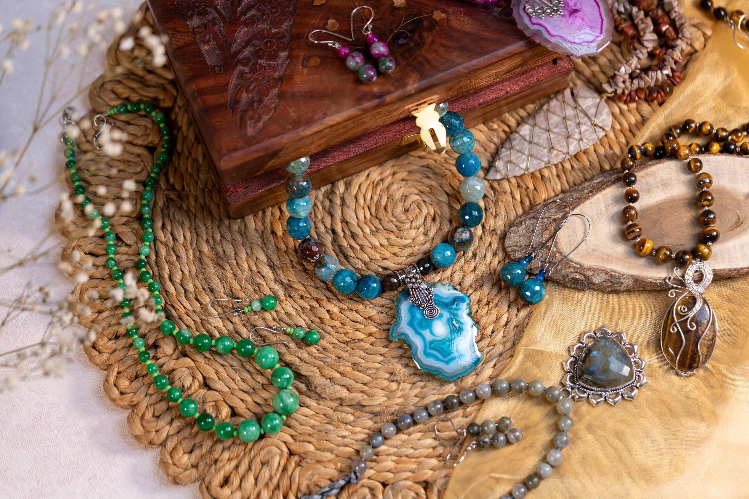 Complete Guide to Semi Precious Gem Jewelry: Types, Designs & Significance 2026 Lookandadorn.com