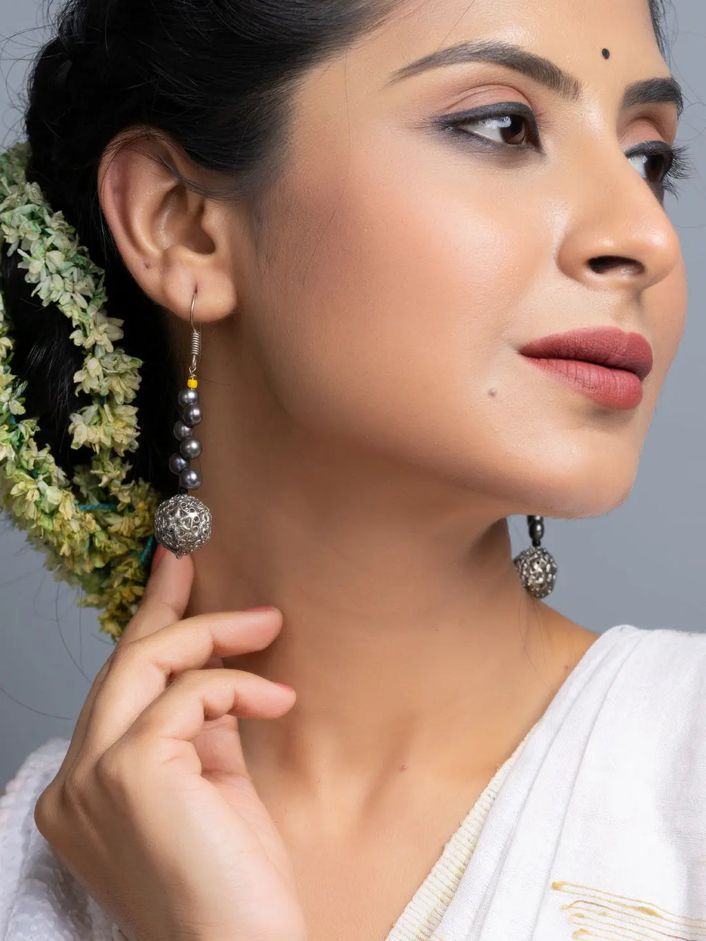 Button Pearl Midnight Grey Earrings - Lookandadorn.com