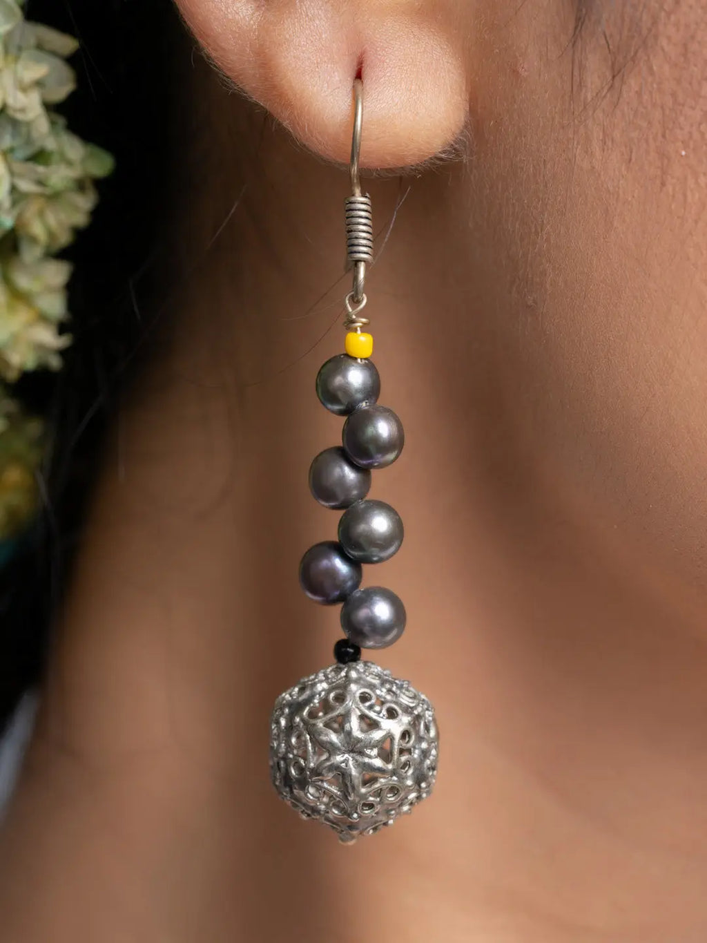 Button Pearl Midnight Grey Earrings - Lookandadorn.com