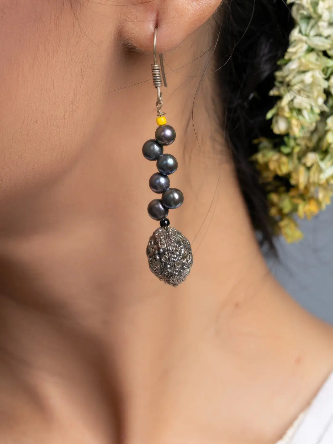 Button Pearl Midnight Grey Earrings - Lookandadorn.com