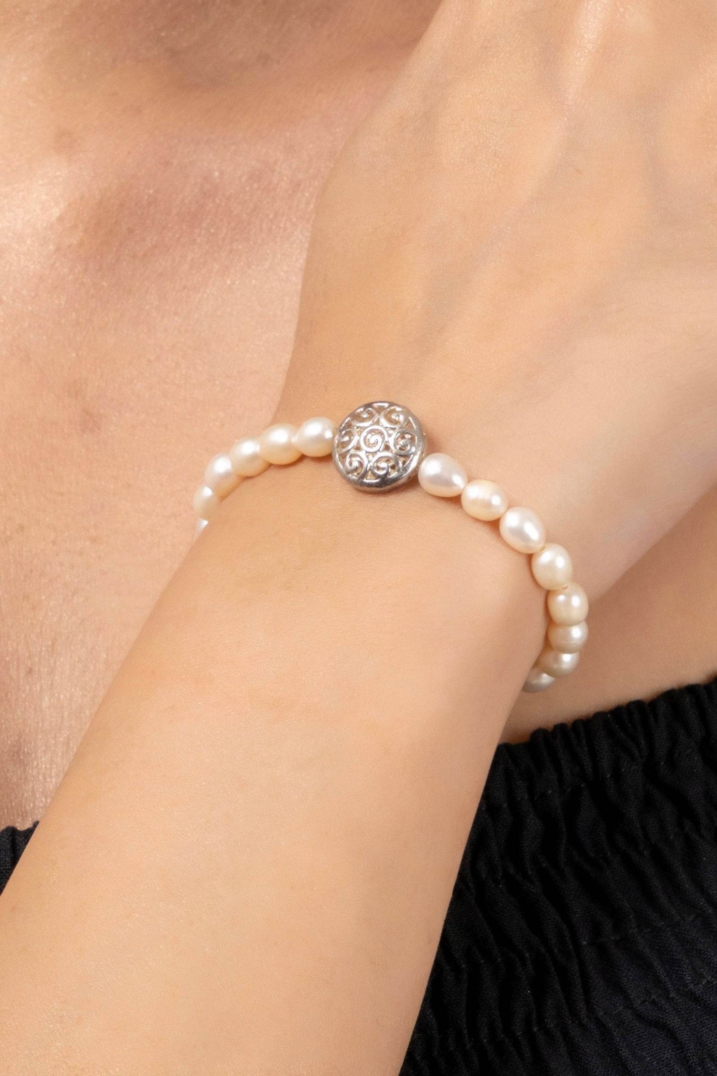 Handmade Beige Freshwater Pearl Bracelet with Intricate Filigree Beads for Elegant Style - Lookandadorn.com