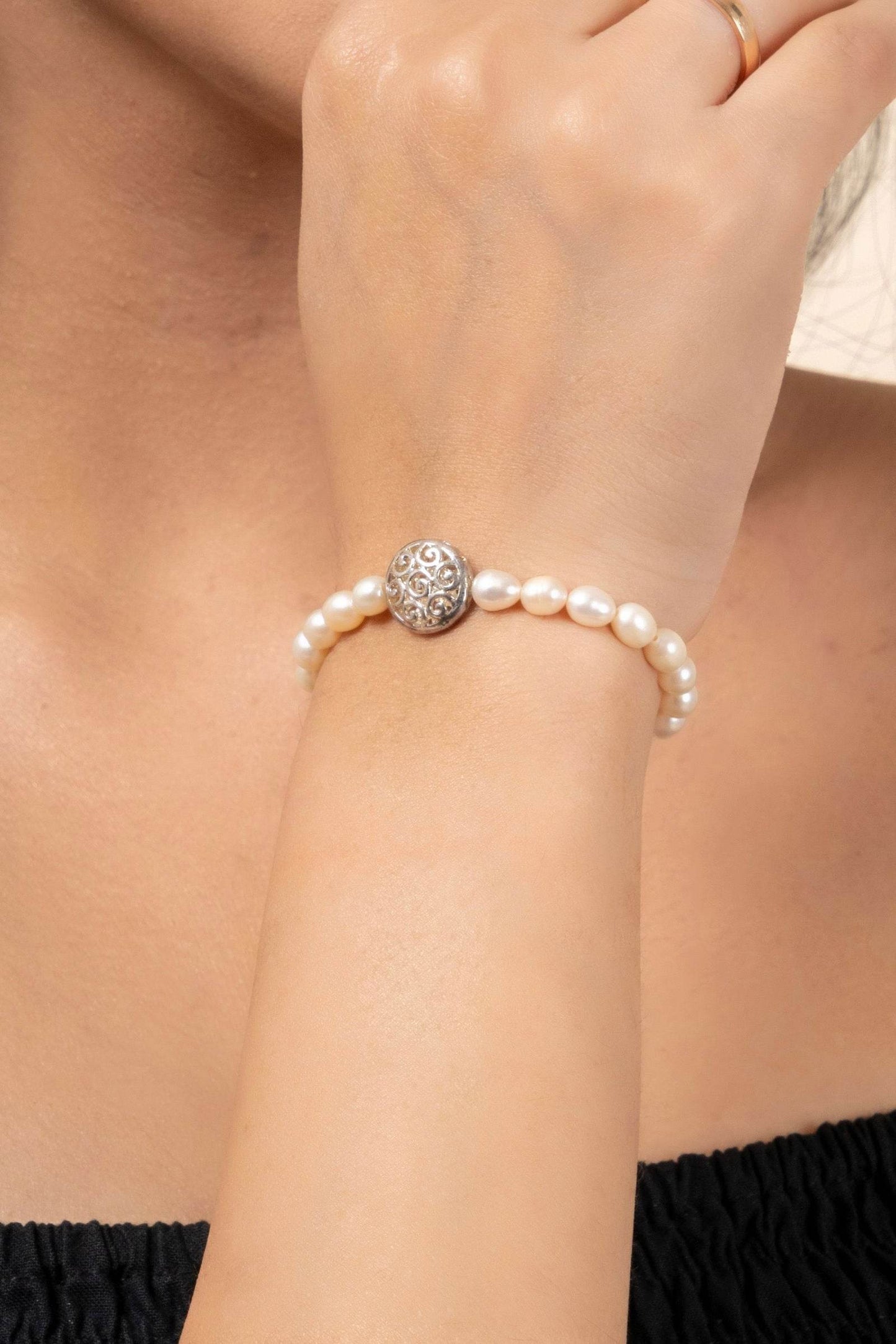 Handmade Beige Freshwater Pearl Bracelet with Intricate Filigree Beads for Elegant Style - Lookandadorn.com