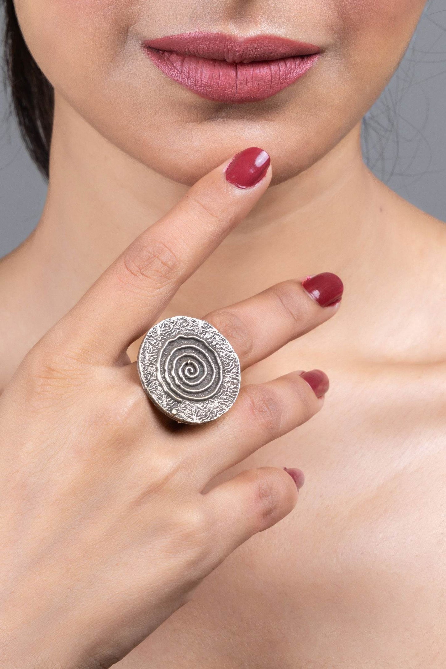 Oxidised Silver Round Spiral Adjustable Finger Ring - Vintage Charm for All Occasions - Lookandadorn.com
