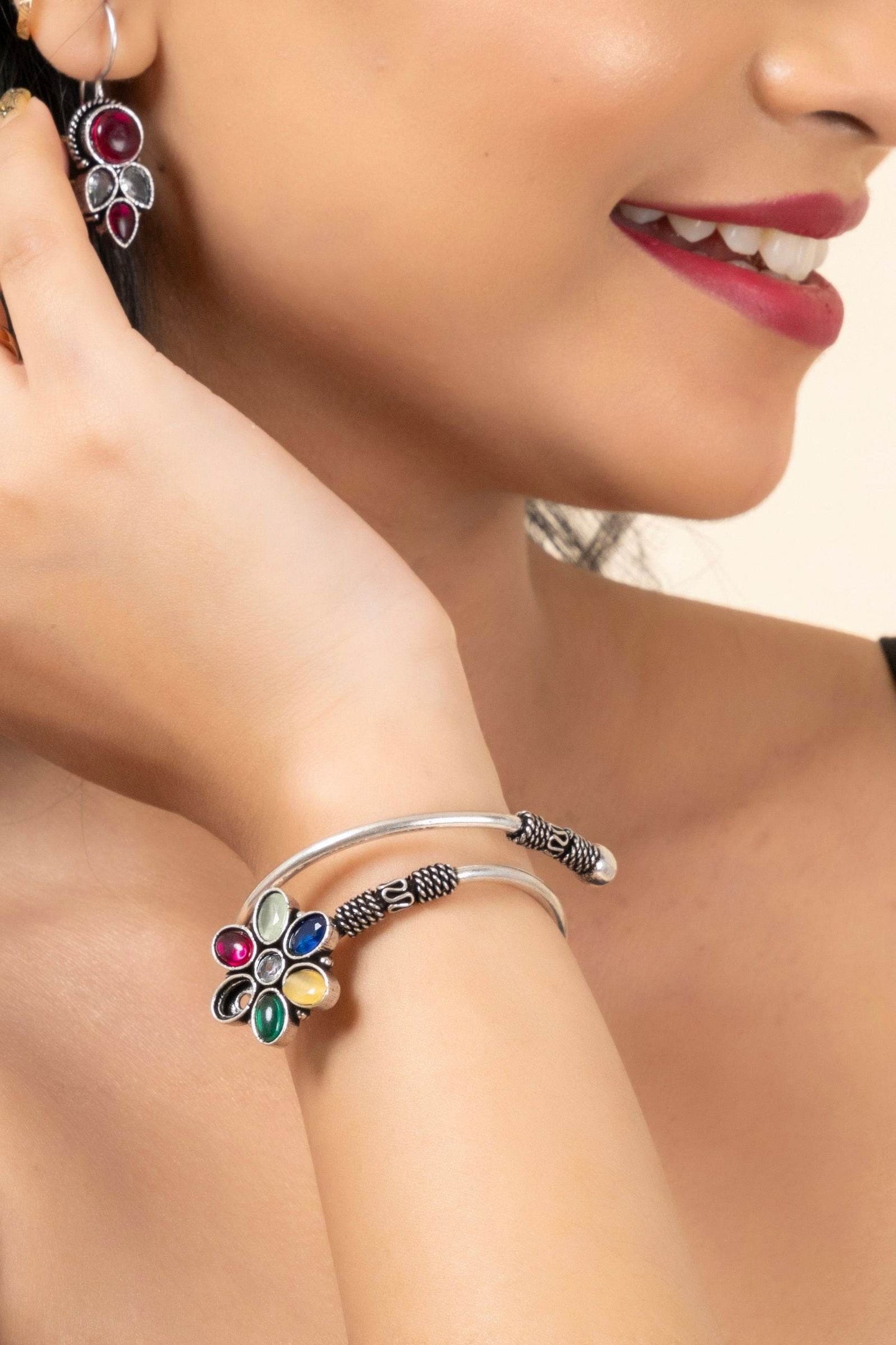 Oxidized Silver Adjustable Bracelet with 7 Multicolor Stones for Unique Elegance and Glamour - Lookandadorn.com