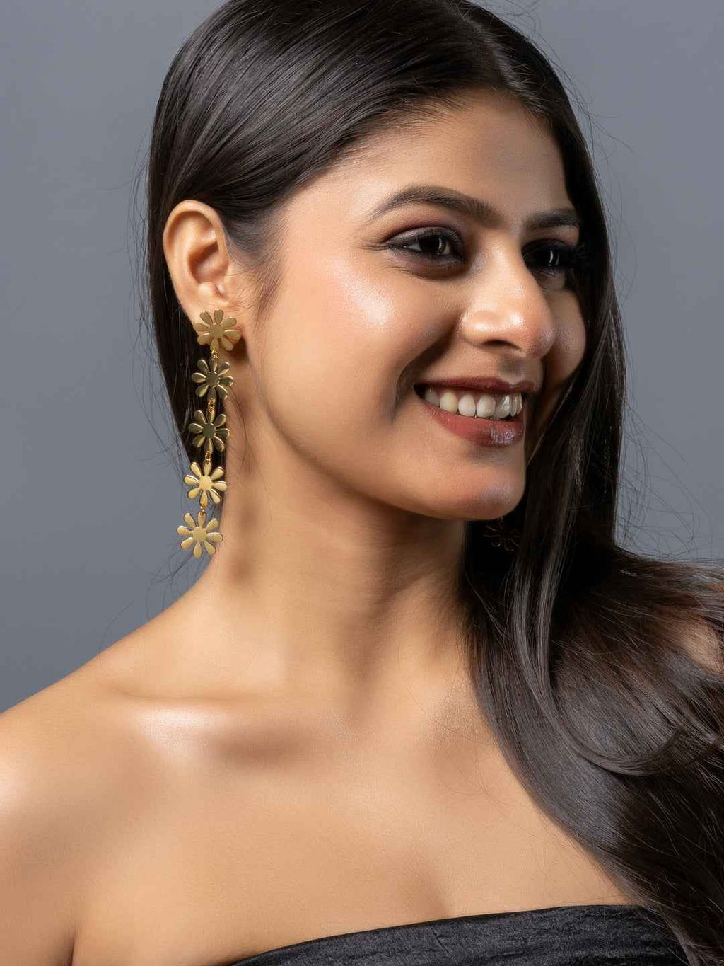 Stunning brass stud earrings with floral design in a shiny gold finish for a chic look