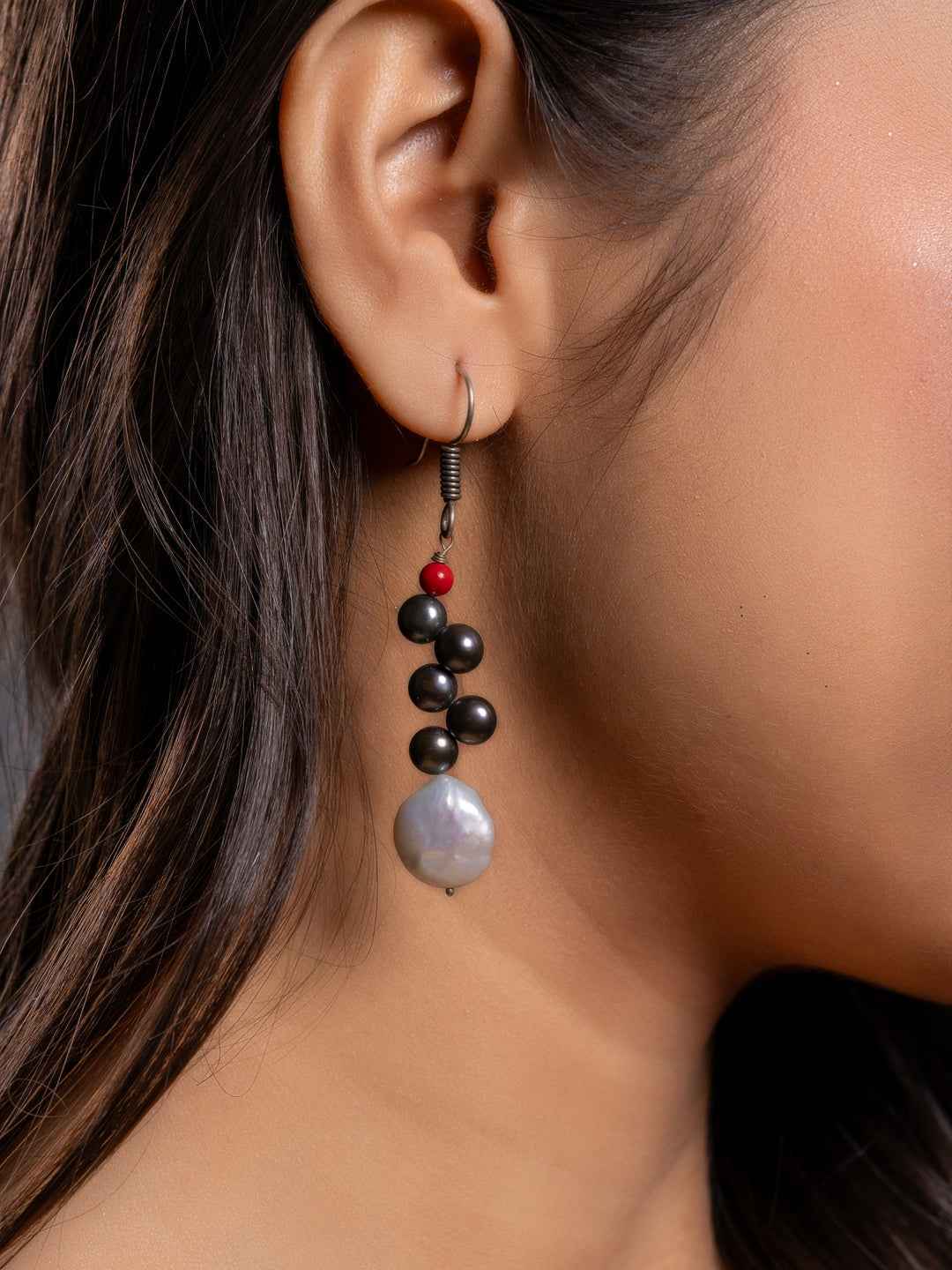 LOOK AND ADORN pearl earrings featuring a mix of black and gray pearls with red accents for a stylish look
