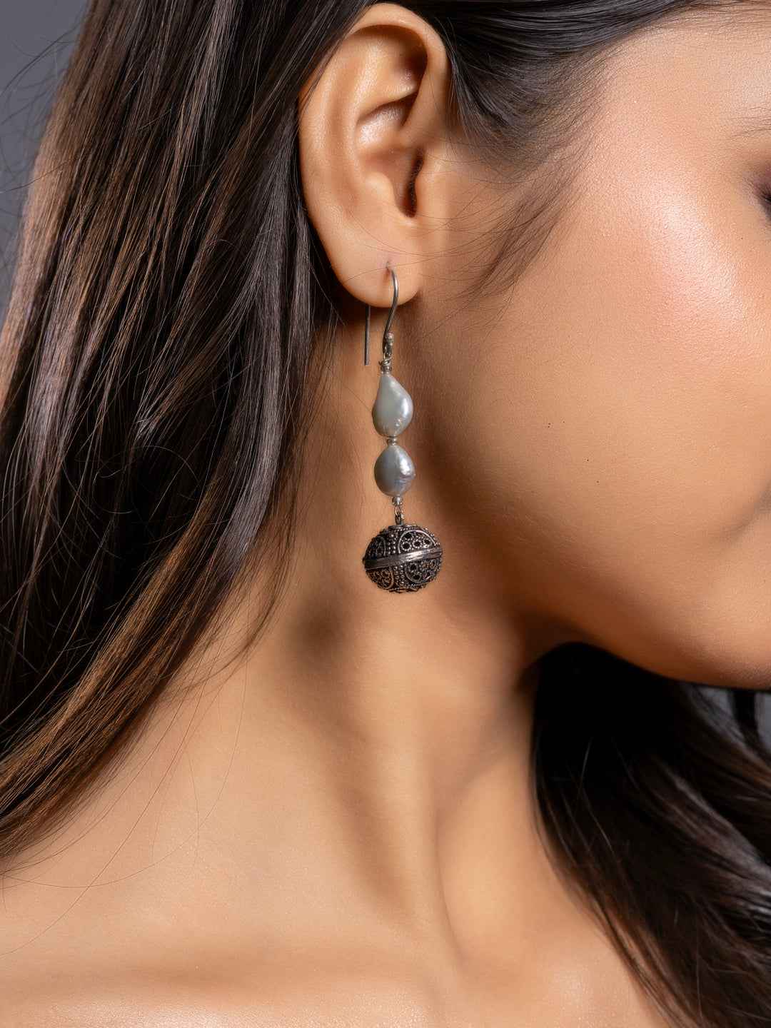 LOOK AND ADORN pearl earrings featuring gray pearls and oxidized metal detail for a unique style