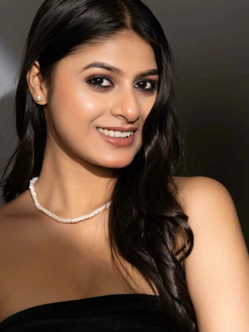 Elegant handmade pearl necklace set featuring lustrous white pearls for a timeless look