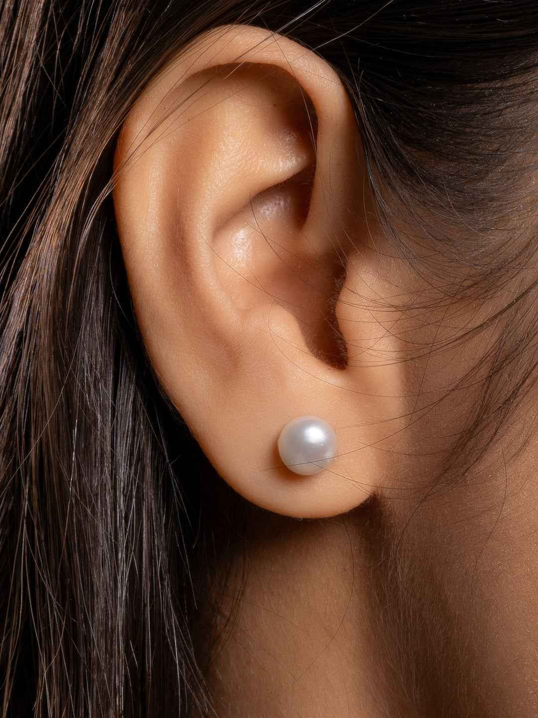 Elegant handmade pearl necklace set in white with a classic and timeless design for any occasion