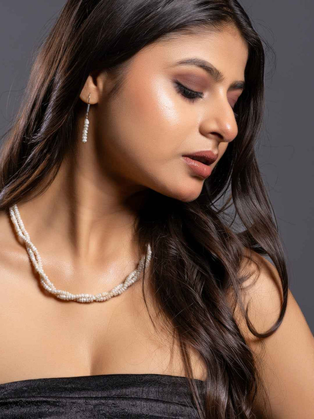 Handmade pearl necklace set with natural white pearls, designed for elegance and style.