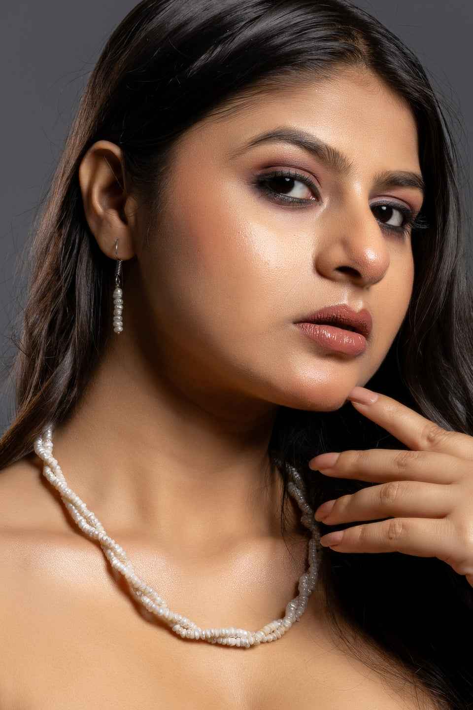 Handmade pearl necklace set featuring natural white pearls in a twist design, elegant and timeless for any outfit