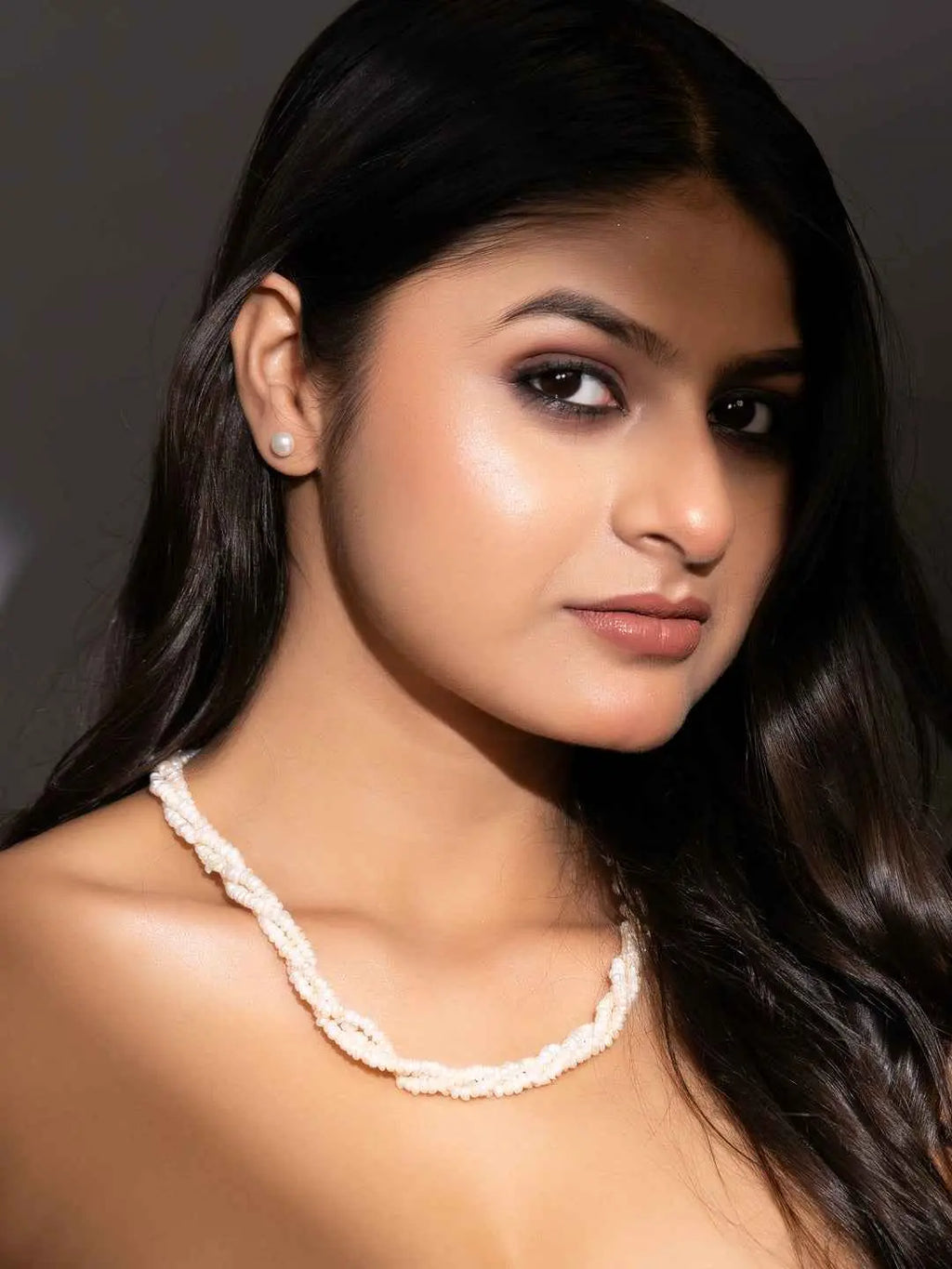 Handmade pearl necklace set with natural pearls, elegantly designed for a sophisticated look