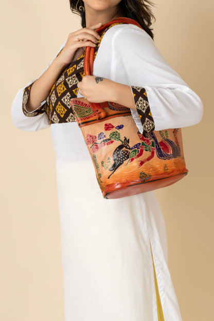 महिलाओं के लिए शांतिनिकेतन चमड़ा पारंपरिक मुद्रित भूरा हैंडबैग (10*11)।