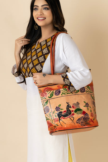 महिलाओं के लिए शांतिनिकेतन चमड़ा पारंपरिक मुद्रित भूरा हैंडबैग (14*14)।