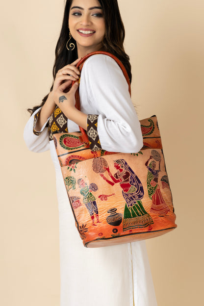 महिलाओं के लिए शांतिनिकेतन चमड़ा पारंपरिक मुद्रित भूरा हैंडबैग (14*14)।