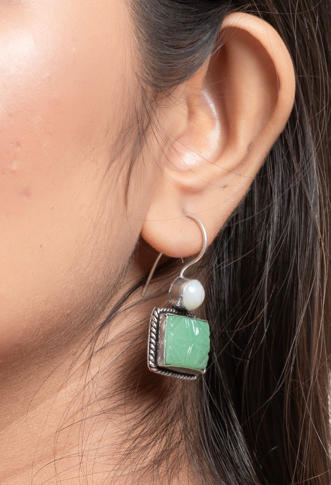 white-light-green-carved-stone-oxidised-silver-earring-er496