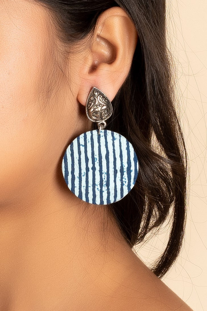 oxidized-silver-drop-stud-indigo-blue-white-fabric-earring-er513